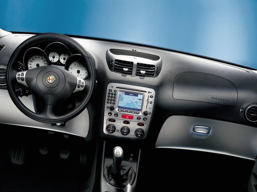 Торпедо Alfa Romeo 147 3-Door (937A) 2000 года  (фото 43 из 43)